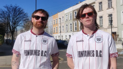I Fontaines D.C. sponsorizzano una squadra di calcio irlandese per aiutare i senzatetto