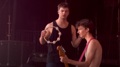 I Fontaines D.C. invitano un giovane fan sul palco del Reading Festival per fargli suonare la chitarra. Guarda il video