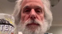 Happy Days: capelli bianchi e barba lunga, Fonzie è irriconoscibile dopo la quarantena. Guarda il video di Henry Winkler