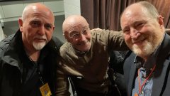 Genesis, Phil Collins dà l'addio definitivo alle scene: "devo cercarmi un lavoro vero". L'ultimo concerto (con Peter Gabriel in platea)