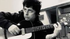 Green Day, pubblicato un nuovo misterioso video intitolato "1972": album in arrivo? Guardalo qui