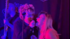 Green Day, Billie Joe sente suonare "Basket Case" in un pub e sale sul palco a cantare con la band. Guarda il video