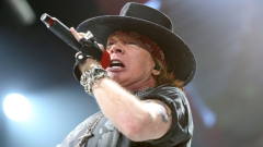 Guns N' Roses, Axl Rose si scaglia contro i piloti di droni al concerto in Australia: "andate a giocare da un'altra parte"