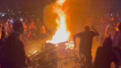 Slipknot costretti a interrompere un concerto: i fan hanno appiccato un incendio con le sedie nel parterre. Guarda i video