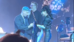 Jack White si è sposato con Olivia Jean durante un concerto a Detroit (pochi muniti dopo la proposta). Guarda il video