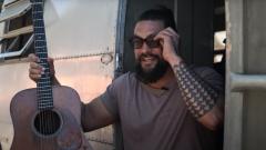 Jason Momoa ha acquistato la prima Martin D-28 mai prodotta: "È il Santo Graal delle chitarre acustiche"