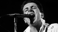 The Clash, in arrivo la nuova raccolta dedicata a Joe Strummer (con versioni inedite di tre brani della band)
