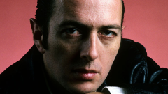 Joe Strummer: come l'infanzia difficile ha influenzato la creatività del leader dei Clash