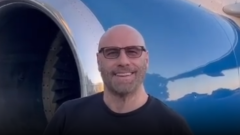 John Travolta da adesso potrà pilotare anche i Boeing 737! Guarda il video