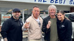 Bruce Springsteen e Jon Bon Jovi insieme nella gelateria preferita del Boss in New Jersey. Guarda le foto