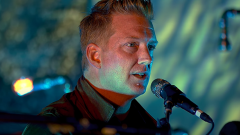 Queens Of The Stone Age, il concerto acustico trasmesso in beneficenza per le vittime del Bataclan. Guardalo qui