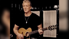 Queens Of The Stone Age, il concerto acustico casalingo di Josh Homme in quarantena. Guarda il video