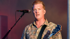 Josh Homme potrà rivedere i suoi figli: continua il processo dopo le accuse di Brody Dalle