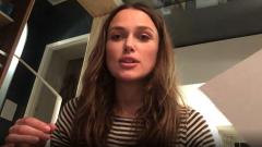 Keira Knightley "suona" con i denti Yesterday dei Beatles per beneficenza contro il coronavirus. Guarda il video
