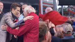 The Killers, un pensionato fa crowd surfing durante il live a Manchester per incontrare Brandon Flowers. Guarda i video e le foto