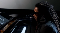 Oscar 2023, Lenny Kravitz suona sul palco Calling All Angels per ricordare gli artisti scomparsi. Guarda il video