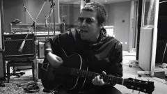 Liam Gallagher pubblica il nuovo inedito "Eh La". Guarda il video registrato in studio