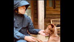 Liam Gallagher ha salvato una cagnolina abbandonata in un rifugio in Thailandia. Guarda le foto e i video