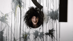 Machine Gun Kelly ha pubblicato il nuovo singolo Papercuts (insieme a Travis Barker dei Blink-182). Ascoltalo qui e guarda il video