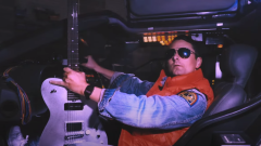 Muse, Matt Bellamy lancia la sua nuova chitarra a tema "Ritorno Al Futuro". Guarda il video