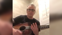 Coronavirus, Pearl Jam: Mike McCready lancia le "bathroom sessions", micro concerti dal bagno di casa