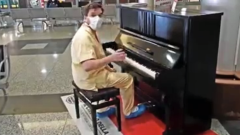Coronavirus, il medico pianista suona "Don't Stop Me Now" dei Queen per i malati di un ospedale di Varese