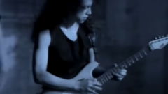 Metallica, all'asta la storica chitarra utilizzata da Kirk Hammett per il video di One. Guarda le foto