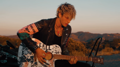 Machine Gun Kelly ha pubblicato la versione acustica di Bloody Valentine. Guarda il video