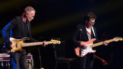 Sting e Michael J. Fox insieme sul palco durante una raccolta fondi per i malati di Parkinson. Guarda le foto