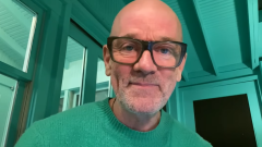 Michael Stipe si esibisce in streaming per i fan in quarantena col nuovo singolo No Time For Love Like Now