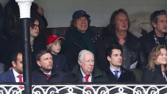 Mick Jagger allo stadio con i figli per Arsenal - Fulham: indossa un cappellino con scritto "DILF". Guarda le foto