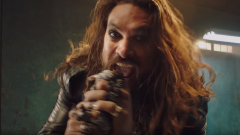 Jason Momoa nei panni di Ozzy Osbourne nel nuovo video Scary Little Green Men! Guarda l'anteprima