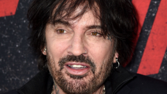 Coronavirus, Tommy Lee dei Mötley Crüe: “Statevene a casa che a giugno ho dei concerti da fare negli stadi!”