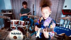 Arctic Monkeys, la piccola Nandi Bushell registra insieme al batterista Matt Helders i brani della band di Sheffield. Guarda i video
