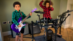 Nandi Bushell insegna al fratellino Thomas Come As You Are dei Nirvana. Guarda il video