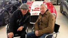 Nick Mason mostra a Brian Johnson la sua incredibile collezione di automobili. Guarda il video con la corsa sulla Ferrari 250 GTO