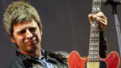 Oasis, la chitarra distrutta da Noel Gallagher la sera dello scioglimento va all'asta: "Mi ricorda troppo la band". Guarda le foto