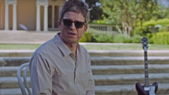 Noel Gallagher dopo 27 anni torna nella villa dove venne girato il video di Don't Look Back In Anger. Guarda il filmato
