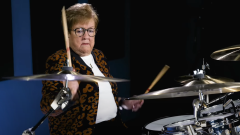 Blink-182, la nonna che suona "What's My Age Again" alla batteria! Guarda il video
