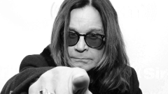 Ozzy Osbourne, da oggi puoi affittare e dormire nella sua camera da letto d'infanzia a Birmingham: "non credo sia conveniente". Guarda la foto della casa