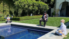 Coronavirus, Ozzy Osbourne e la sua famiglia rispettano il distanziamento sociale anche in casa. Le foto