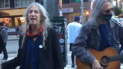 Patti Smith ha suonato "People Have The Power" in strada a New York per invitare la gente a votare
