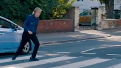 Paul McCartney è stato quasi "investito" sulle strisce pedonali di Abbey Road. Guarda il video