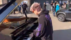 Ucraina, il pianista che suona Imagine di John Lennon davanti al consolato: "La musica è uno strumento di pace"