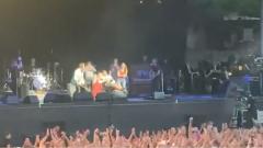 Pearl Jam, un fan malato di SLA viene invitato sul palco dalla band durante un concerto. Guarda il video