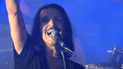 I Placebo hanno pubblicato la versione live di Running Up That Hill (eseguita anche a Firenze Rocks). Guarda il video