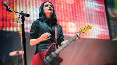 I Placebo chiedono ai loro fan di non usare lo smartphone ai concerti: "È irrispettoso"