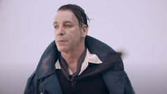 Rammstein: rubata la statua dedicata a Till Lindemann poche ore dopo la sua inaugurazione. Guarda le foto
