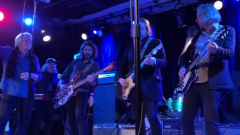 R.E.M., Peter Buck e Mike Mills tornano a suonare insieme sul palco per i 40 anni di Chronic Town. Guarda i video