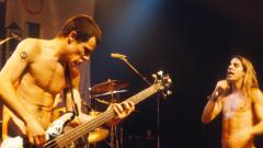 Red Hot Chili Peppers, la storia della prima volta in cui la band suonò nuda sul palco